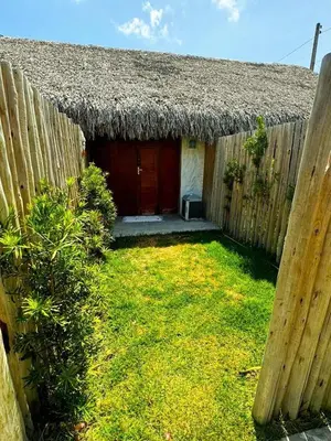 Um jardim no exterior de Suite Individual com AR e WI-FI Casa Full Hausi