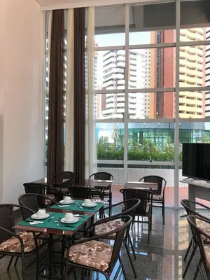 Uma televisão e/ou sistema de entretenimento em APARTAMENTO 17º Andar Beira Mar com 2 QUARTOS