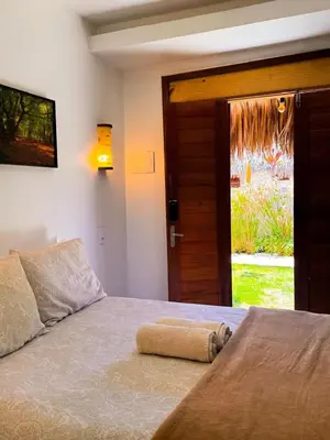 Uma cama ou camas num quarto em Suite com Ar e Wi Fi na Casa Full Hausi Fortim 01