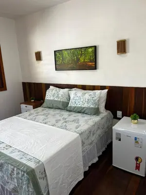 Uma cama ou camas num quarto em Suite com Ar e Wi Fi na Casa Full Hausi Fortim 01