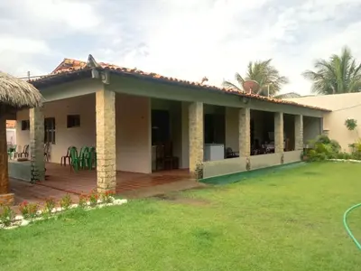 Um jardim no exterior de Maravilhosa Casa de Praia em Morro Branco