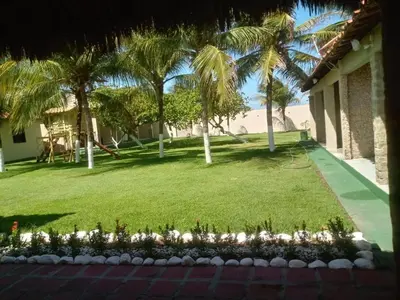 Um jardim no exterior de Maravilhosa Casa de Praia em Morro Branco