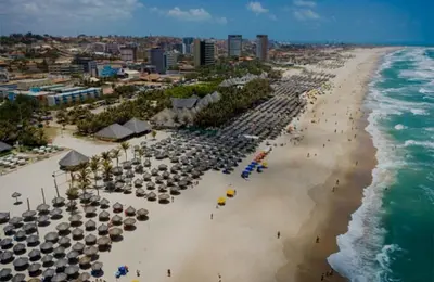 Uma praia em ou perto do apartamento