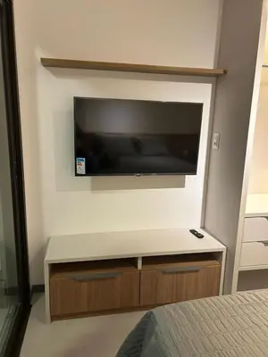 Uma televisão e/ou sistema de entretenimento em Beach Class Fortaleza By Studio Brook