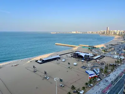 Uma vista do mar geral ou uma vista do mar a partir do apartamento