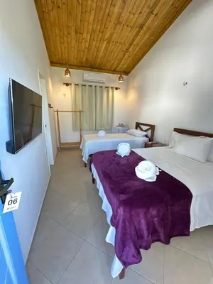 Uma televisão e/ou sistema de entretenimento em Pousada Caponga Praia Mar