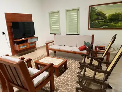 Uma televisão e/ou sistema de entretenimento em Acorde com o canto dos passaros