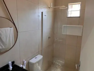 Uma casa de banho em De frente para o mar com a comodidade de acesso as 5 suites climatizadas todas no Terreo