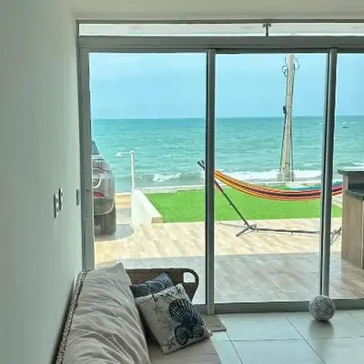 De frente para o mar com a comodidade de acesso as 5 suites climatizadas todas no Terreo