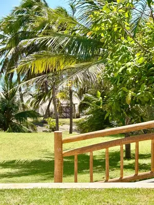 Um jardim no exterior de Eco Vila frente al mar