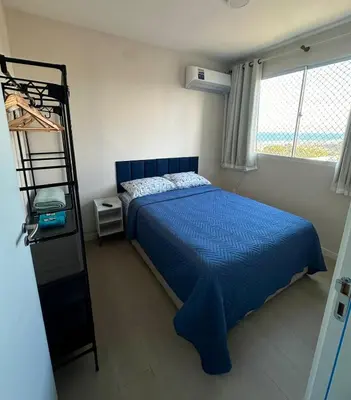 Uma cama ou camas num quarto em Apartamento novo, com vista para o mar e pé na areia!