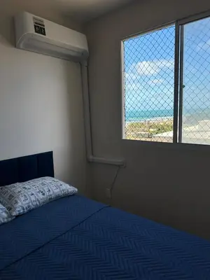 Uma cama ou camas num quarto em Apartamento novo, com vista para o mar e pé na areia!