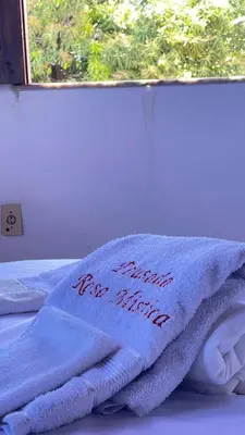 Uma cama ou camas num quarto em Pousada Rosa Mistica