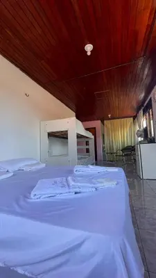 Uma cama ou camas num quarto em Pousada Rosa Mistica