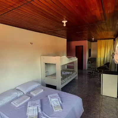 Uma cama ou camas num quarto em Pousada Rosa Mistica