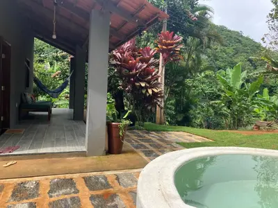 Um jardim no exterior de Sítio casa das fadas em Pacoti