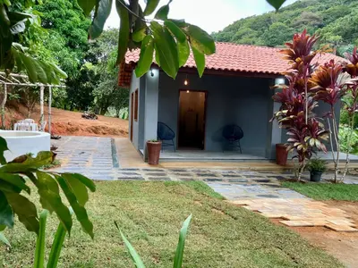Um jardim no exterior de Sítio casa das fadas em Pacoti