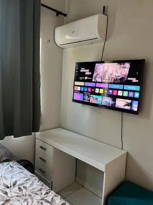 Uma televisão e/ou sistema de entretenimento em Green Paradise Residence Praia de Canoa Quebrada