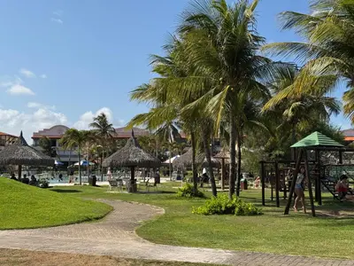 Um jardim no exterior de Apto no Aquaville resort perto do Beach Park