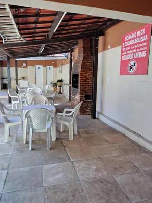 Uma área de estar em APARTAMENTO COM PISCINA 500mt DA PRAIA e 10 MINUTOS DE CUMBUCO
