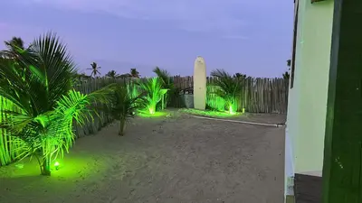 Um jardim no exterior de Aki Praia Apartamentos