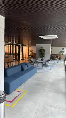 Uma área de estar em Apartamento studio novo completo - Beach Class Meireles