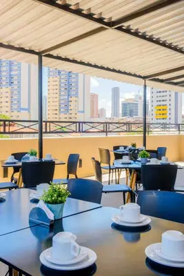 Um restaurante ou outro lugar para comer em Hotel Vistta Iracema