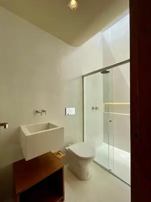 Uma casa de banho em Casa nova em condomínio com acesso à praia
