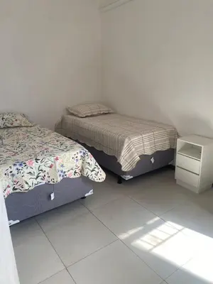 Uma cama ou camas num quarto em Apartamento completo para familia com dois quartos 304