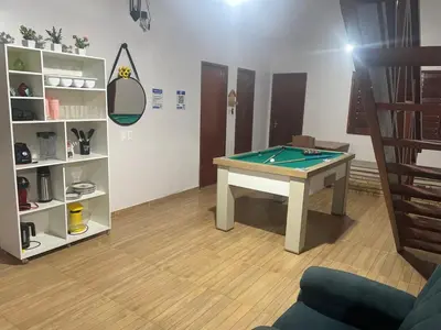 Uma mesa de bilhar em Recanto do Céu