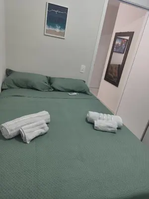Uma cama ou camas num quarto em Ap novo na praia do futuro