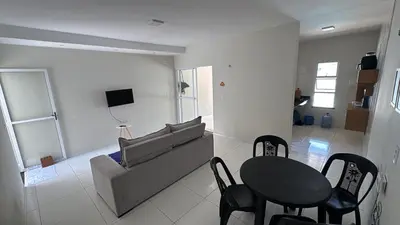 Uma televisão e/ou sistema de entretenimento em Casa com piscina privativa em paracuru