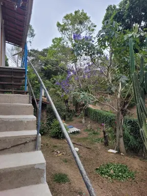 Um jardim no exterior de Sítio Guanabara