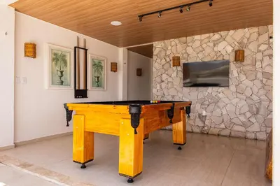 Uma televisão e/ou sistema de entretenimento em Unforgettable Sunsets 4BR Retreat with Pool in Prea