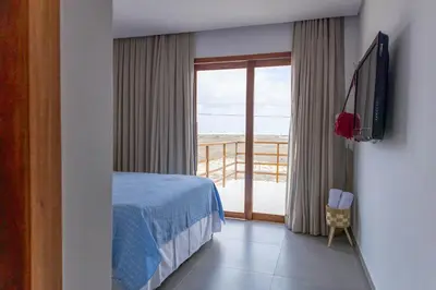 Uma cama ou camas num quarto em Unforgettable Sunsets 4BR Retreat with Pool in Prea