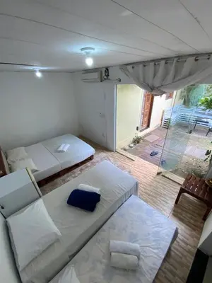 Uma cama ou camas num quarto em Lindo, simples, aconchegante e pé na areia