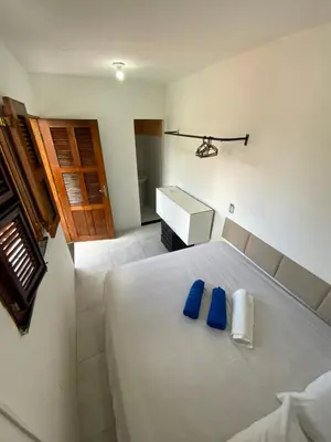 Uma cama ou camas num quarto em Lindo, simples, aconchegante e pé na areia