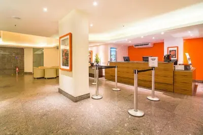 A área de receção ou átrio de Hotel Golden Fortaleza para vista mar
