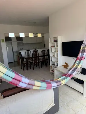 Uma televisão e/ou sistema de entretenimento em APT ventilado, 2 quartos, pertinho da praia