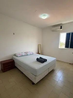Uma cama ou camas num quarto em APT ventilado, 2 quartos, pertinho da praia