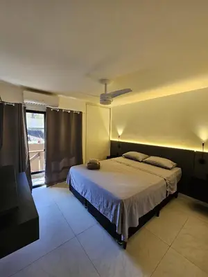 Uma cama ou camas num quarto em GoEcoParadise AP102 Flat Praia com piscina na beira do mar