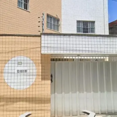 é só um quarto com cama e guarda roupa e rede extra