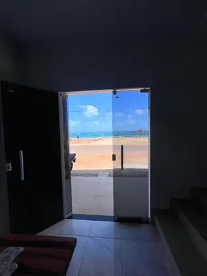 Uma televisão e/ou sistema de entretenimento em Chalés do mar