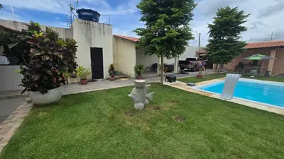 A piscina em ou perto de Casa de praia com campo de futebol e piscina