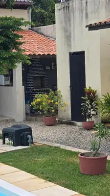 Um jardim no exterior de Casa de praia com campo de futebol e piscina