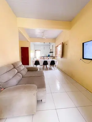Uma área de estar em casa amarela trairi flecheiras