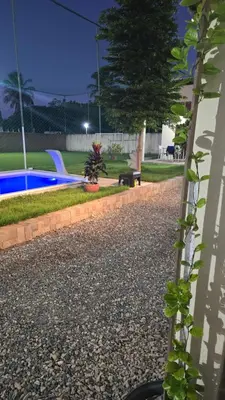 Um jardim no exterior de Casa de praia com campo de futebol e piscina