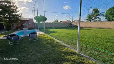 A planta de Casa de praia com campo de futebol e piscina