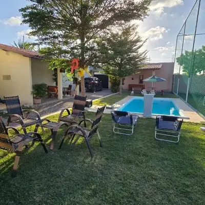 Casa de praia com campo de futebol e piscina