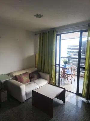 Uma área de estar em Flat vista para o mar